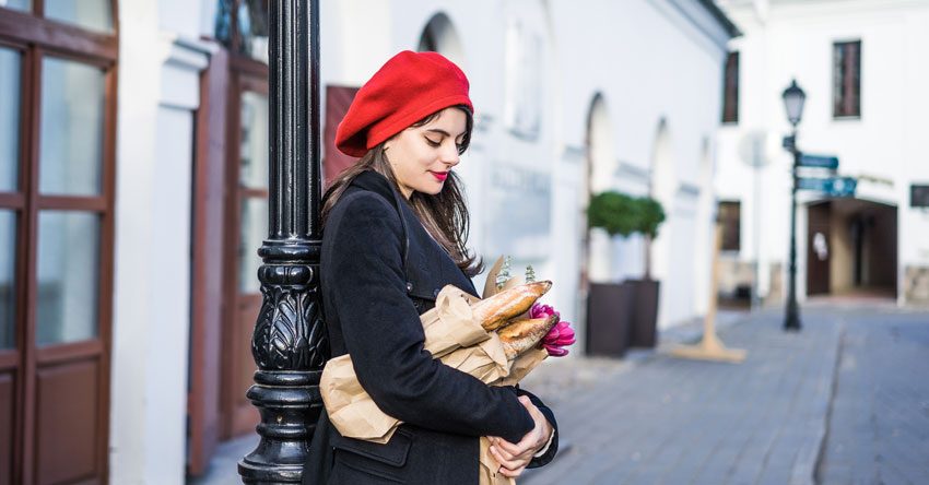 mulher segurando baguetes