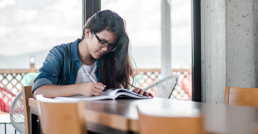 mulher estudando inglês