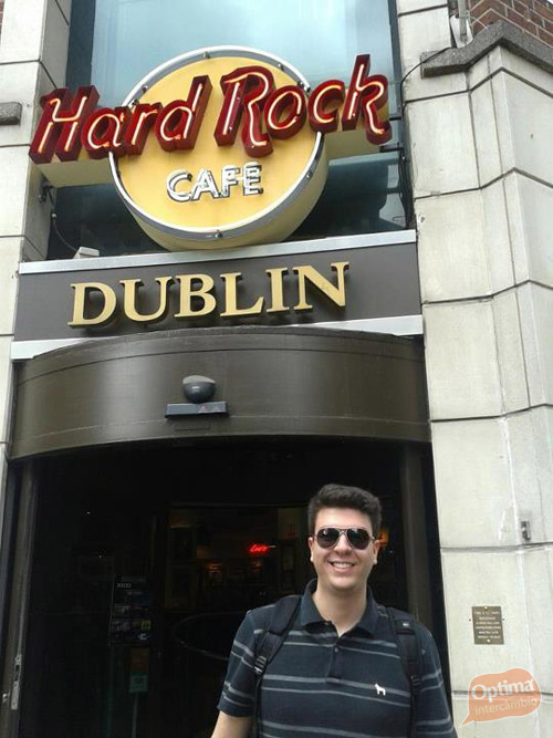 Eduardo Bonfati em frente o Hard Rock Café em Dublin