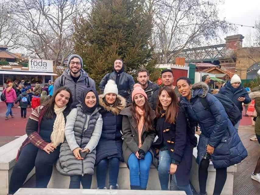 grupo de pessoas em south bank londres