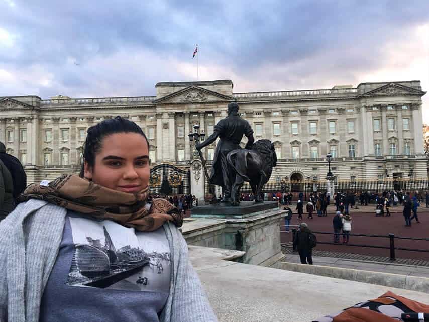 mulher no palácio de buckingham
