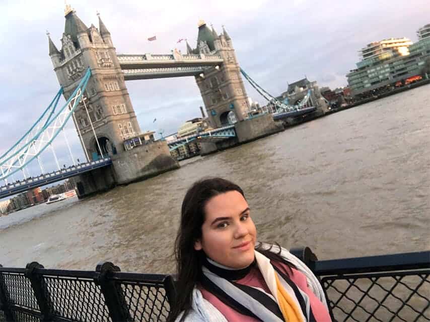 mulher na tower bridge