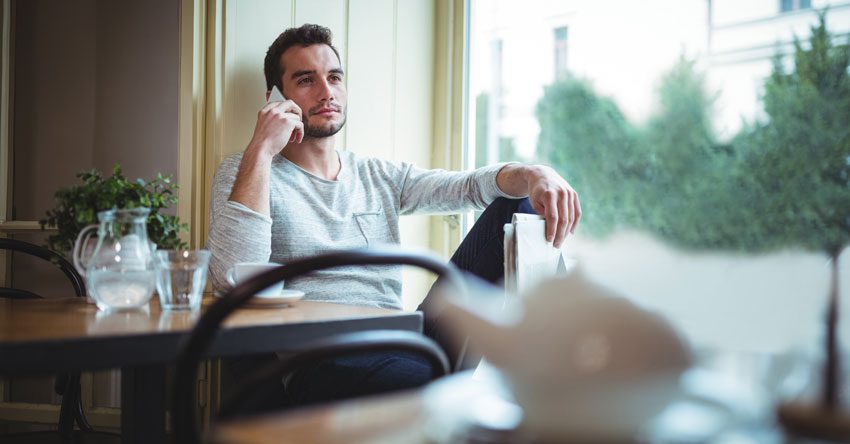 Homem fazendo ligação telefônica
