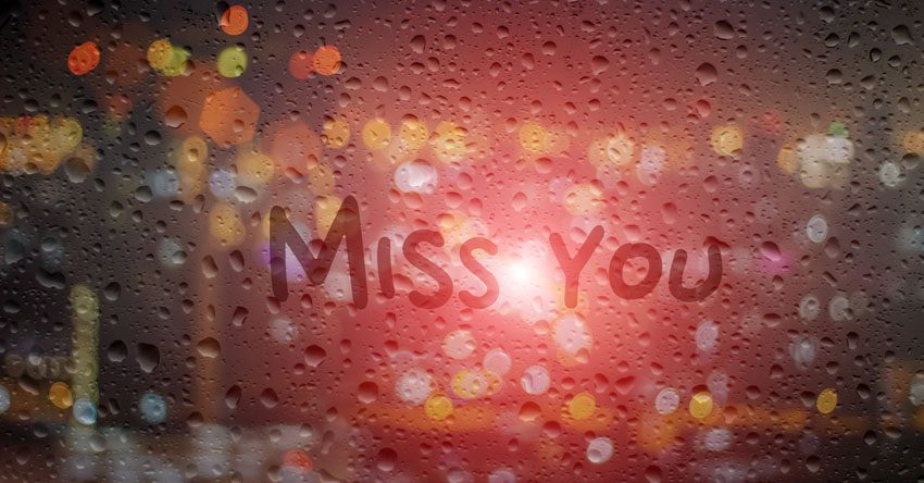 Escrito no vidro molhado a palavra miss you