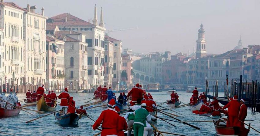 Cidade de Veneza com suas gôndolas transportante Papais Noéis