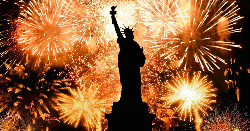 fogos de artifício e estátua da liberdade
