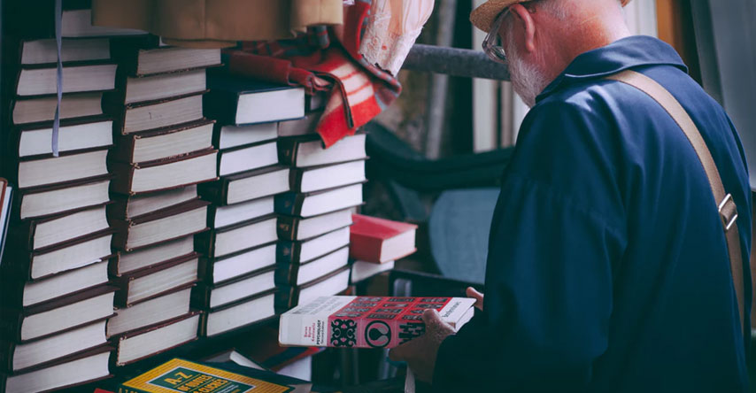homem escolhendo um livro