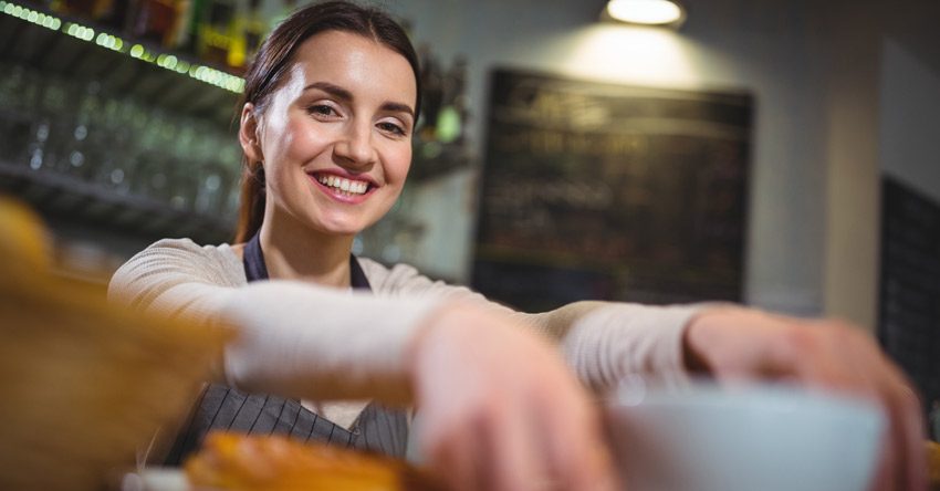 pessoa trabalhando em um café 