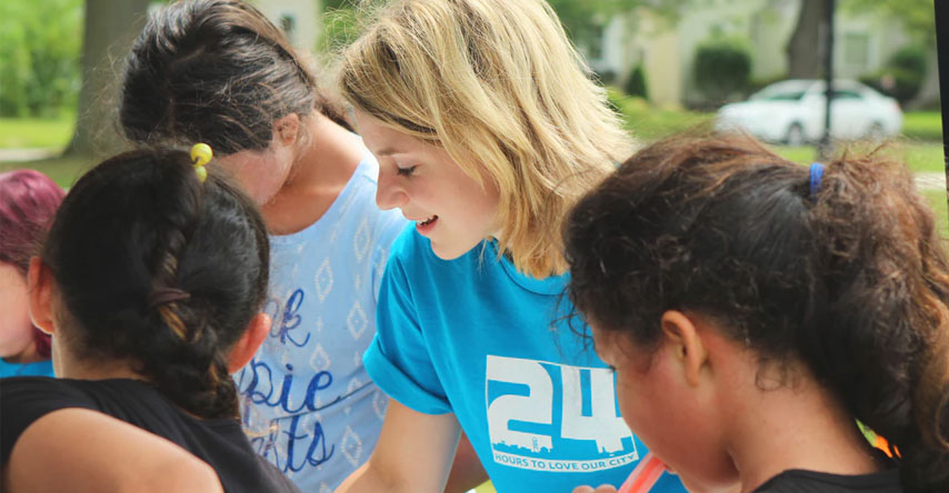 mulher realizando trabalho voluntário