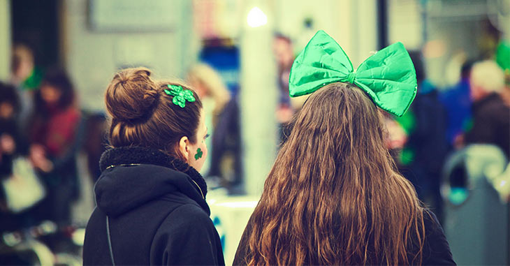 meninas com adereços verdes do st. patricks day