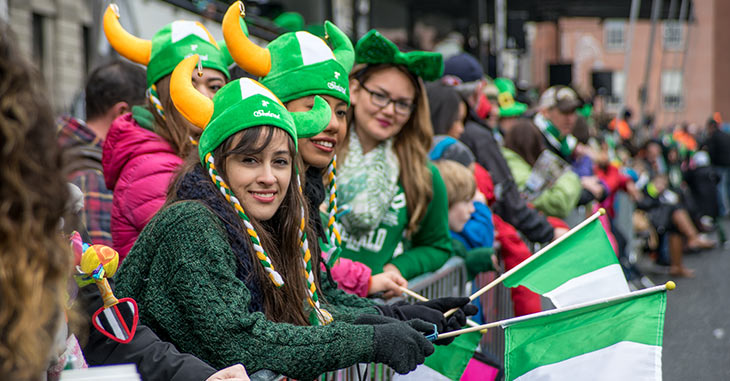 pessoas em uma parada de saint patricks day