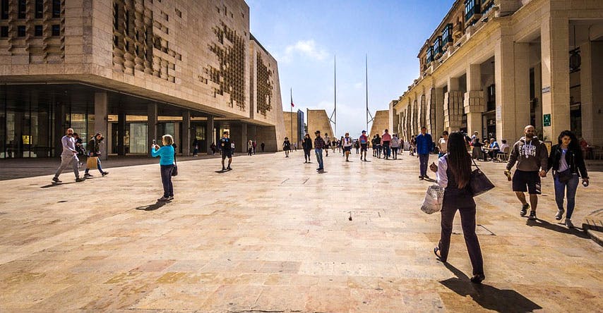 Pessoas andando pela Ilha de Malta