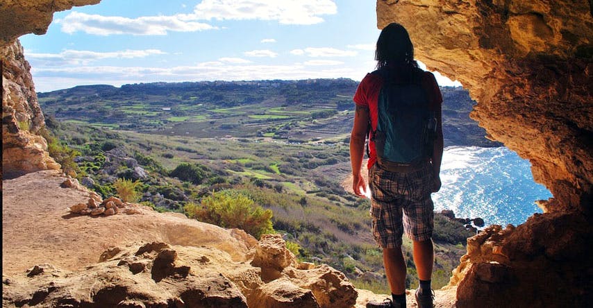 Homem olhando a paisagem da ilha de Malta