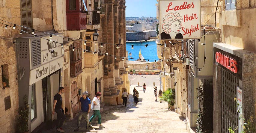 As ruas estreitas de Valleta, na Ilha de Malta