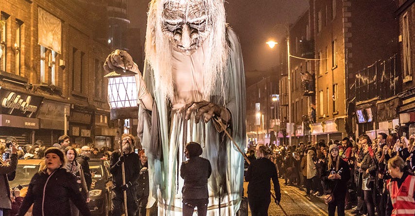 Desfile para celebrar a história do halloween na Irlanda
