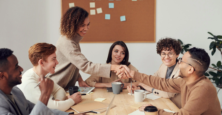 pessoas em reunião em uma empresa