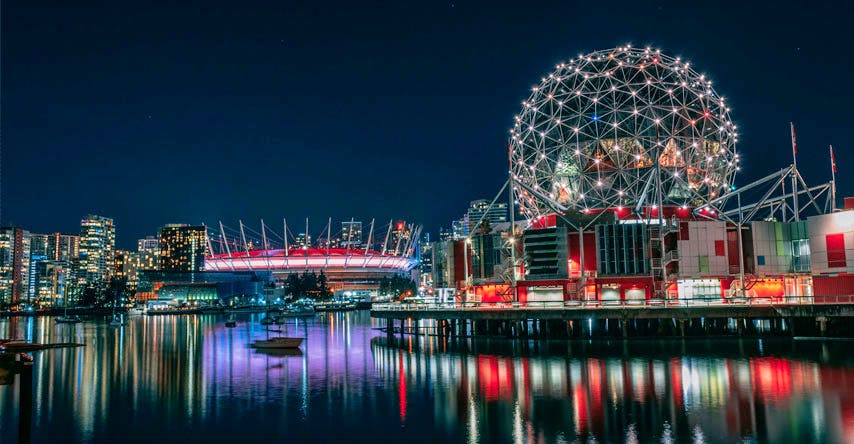 Construções perto de um rio em Vancouver Canadá