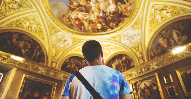 homem olhando para o teto de uma igreja