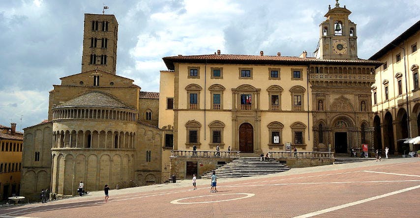 Piazza Grande foi um dos cenários mais icônicos de A Vida é Bela
