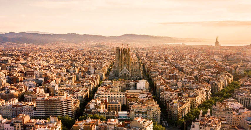 vista da cidade de barcelona com destaque à catedral