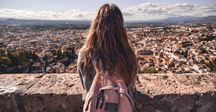 tipos de intercâmbio: jovem em olhando para a cidade do alto
