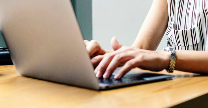 pessoa usando computador online