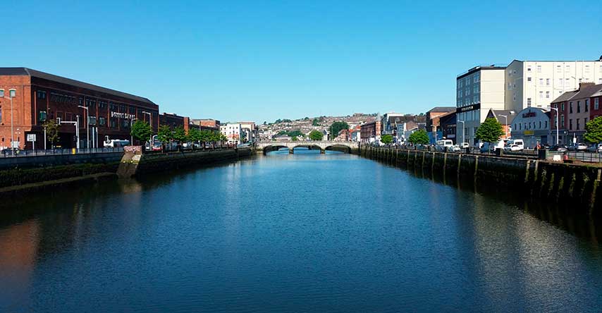 cork fica às margens do rio liffey