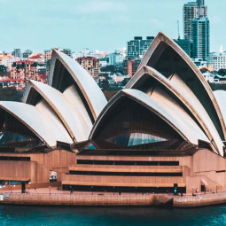 Foto panorâmica da cidade de Sydney, com o Sydney Opera House no centro