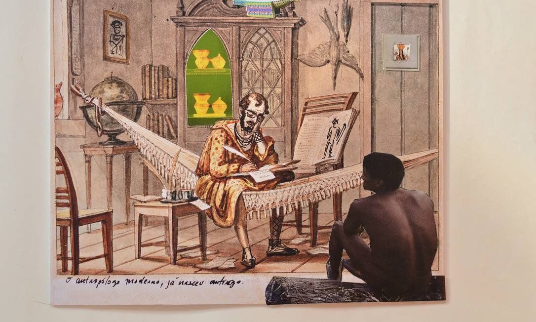 Obra de Denilson Baniwa a partir da montagem de uma gravura antiga de um homem branco, sentado em uma rede e escrevendo em um papel com uma pena. Na frente da imagem há a colagem da fotografia de um indígena sentado em um pedaço de tronco e olhando para esse homem escrevendo. Ao lado dele, ocupando o canto inferior esquerdo, está escrito "o antropólogo moderno, já nasceu antigo"
