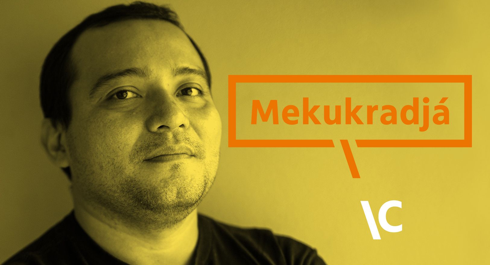Denilson Baniwa tem cabelos curtos, usa uma blusa preta e olha em direção à câmera. A imagem tem um filtro amarelo, marca do podcast, além do logo do programa (o nome Mekukradjá em laranja e a sigla IC em branco). Denilson Baniwa tem cabelos curtos, usa uma blusa preta e olha em direção à câmera. A imagem tem um filtro amarelo, marca do podcast, além do logo do programa (o nome Mekukradjá em laranja e a sigla IC em branco).