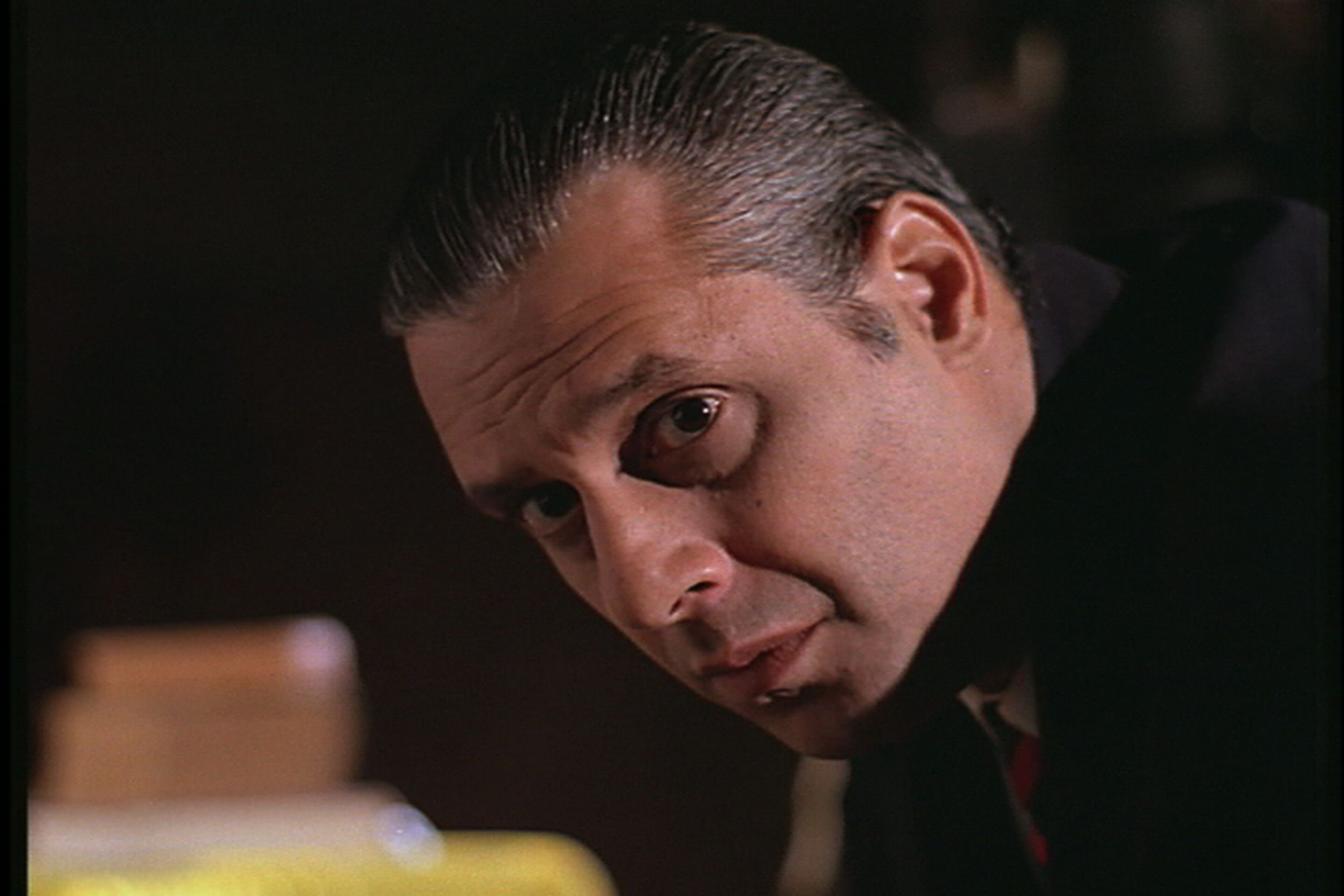 Antônio Fagundes aparece de perfil, com cabelo penteado.