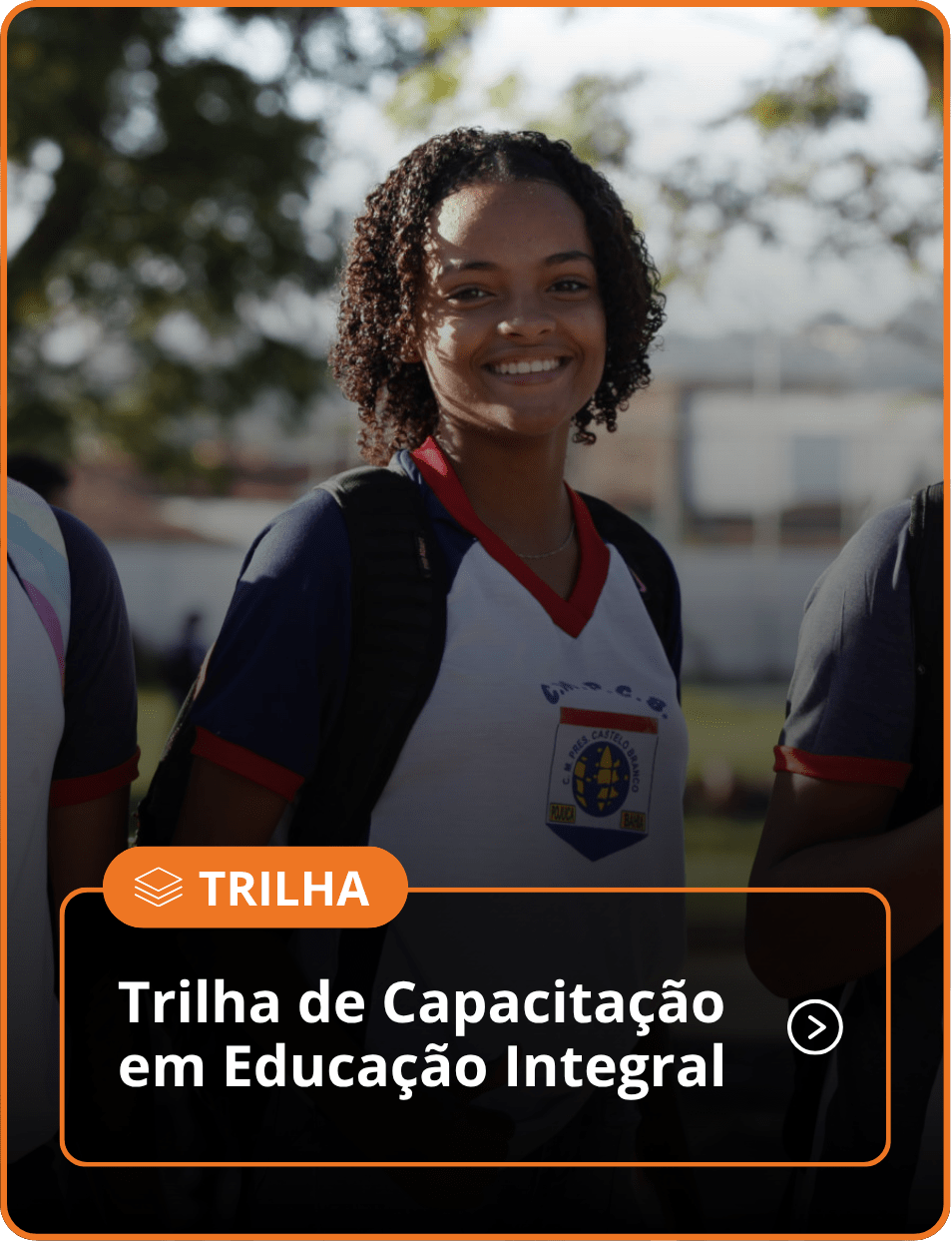 Em um card está a foto de um menino vestindo uniforme escolar e com o box com o texto: trilha de capacitação em educação integral