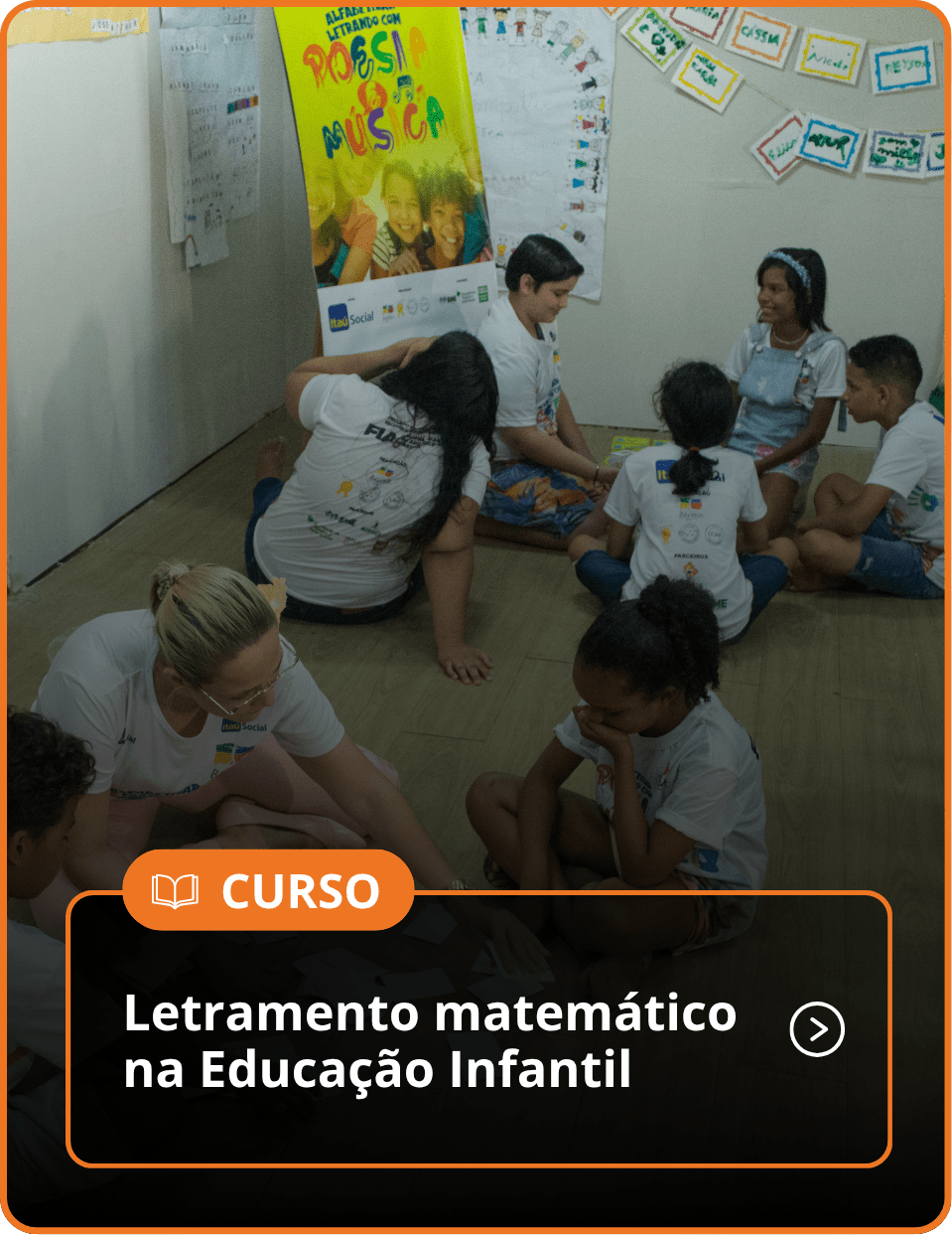 Card com uma foto de uma sala de aula com alunos e professores sentados no chão fazendo atividades e na imagem há o texto: Letramento matemático na Educação Infantil