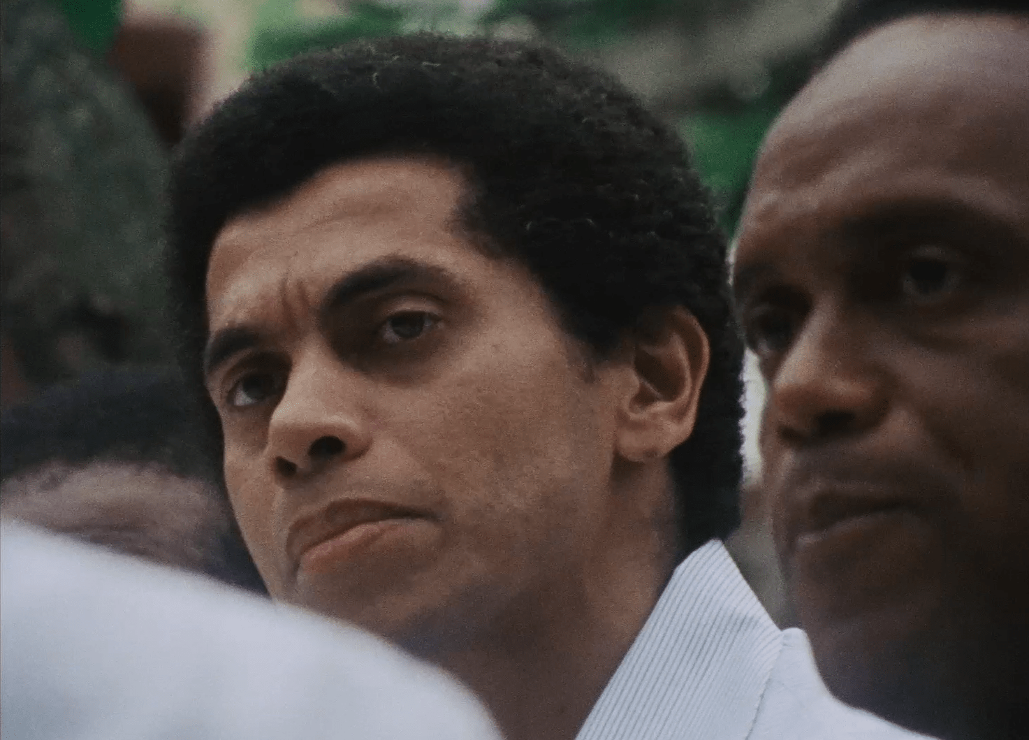 Paulinho da Viola olha para o infinito. Ele est&aacute; s&eacute;rio e usa uma camisa branca.