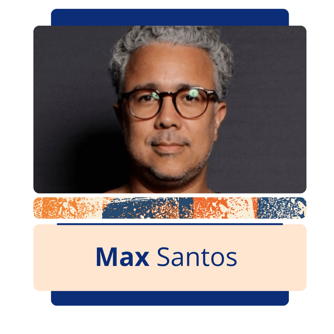Card vertical com fundo branco e uma moldura central de bordas arredondadas em tons de azul-escuro. Na metade superior da moldura, h&aacute; uma foto colorida, em plano m&eacute;dio, de Max Santos, um homem pardo de cabelos grisalhos, curtos e ondulados. Ele olha para a frente com uma express&atilde;o serena e um leve sorriso. Usa &oacute;culos de grau redondos com arma&ccedil;&atilde;o escura e o fundo da foto &eacute; cinza-escuro e liso. Logo abaixo da imagem, uma faixa estreita com textura abstrata em azul, laranja e branco separa a foto da metade inferior do card, onde h&aacute; um ret&acirc;ngulo bege com o nome 