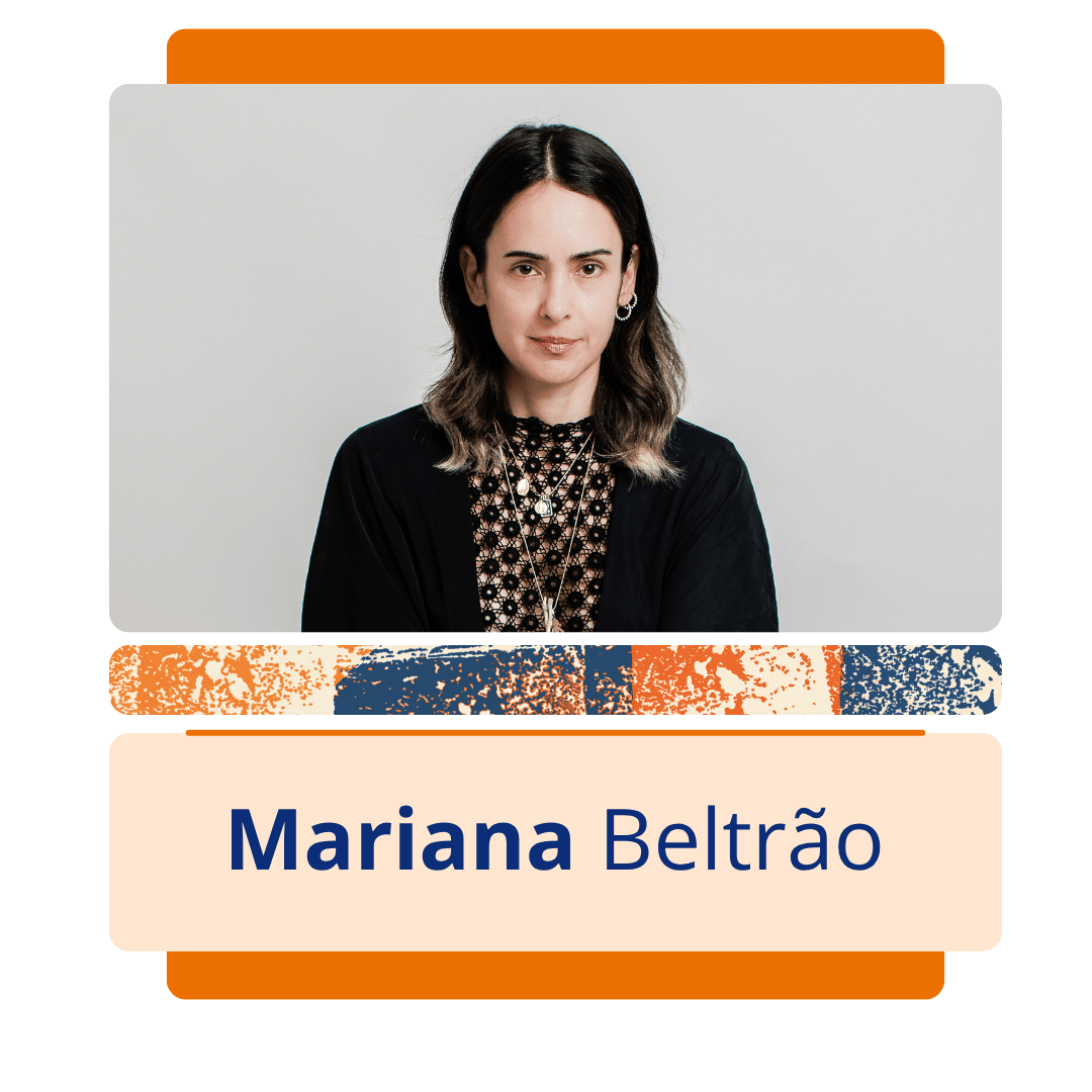 Card vertical com fundo branco e uma moldura central de bordas arredondadas em tons de laranja. Na metade superior da moldura, h&aacute; uma foto colorida de Mariana Beltr&atilde;o, uma mulher branca de cabelos castanhos, lisos, divididos ao meio e com as pontas levemente mais claras. Ela olha para a frente com uma express&atilde;o serena, usa pequenos brincos de argola e veste uma blusa preta com detalhe rendado vazado no decote, al&eacute;m de colares dourados com pingentes. O fundo da foto &eacute; cinza-claro e liso. Logo abaixo da imagem, uma faixa estreita com textura abstrata em azul, laranja e branco separa a foto da metade inferior do card, onde h&aacute; um ret&acirc;ngulo bege com o nome 