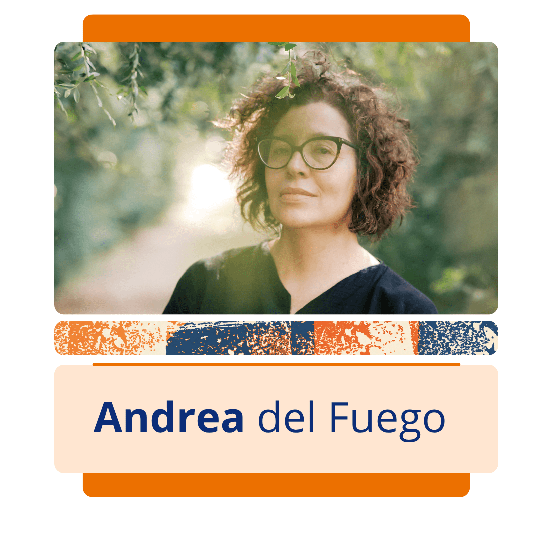 Card vertical com fundo branco e uma moldura central de bordas arredondadas em tons de laranja. Na metade superior da moldura, h&aacute; uma foto colorida da escritora Andrea del Fuego, uma mulher branca de cabelos castanhos, curtos e bem cacheados. Ela olha para a frente com uma express&atilde;o serena, usa &oacute;culos de grau com arma&ccedil;&atilde;o escura e veste uma blusa preta com decote em 