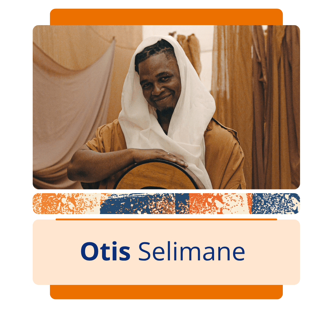 Card vertical com fundo branco e uma moldura central de bordas arredondadas em tons de laranja. Na metade superior da moldura, h&aacute; uma foto colorida de Otis Selimane, um homem negro de pele escura que sorri levemente com a cabe&ccedil;a um pouco inclinada para a direita. Ele usa um tecido branco cobrindo a cabe&ccedil;a e caindo sobre os ombros, al&eacute;m de uma roupa em tom de marrom claro ou ocre. Seus bra&ccedil;os est&atilde;o apoiados sobre um instrumento musical de madeira arqueado. O fundo tem um cen&aacute;rio com tecidos pendurados em tons terrosos e rosados. Logo abaixo da imagem, uma faixa estreita com textura abstrata em azul, laranja e branco separa a foto da metade inferior do card, onde h&aacute; um ret&acirc;ngulo bege com o nome 