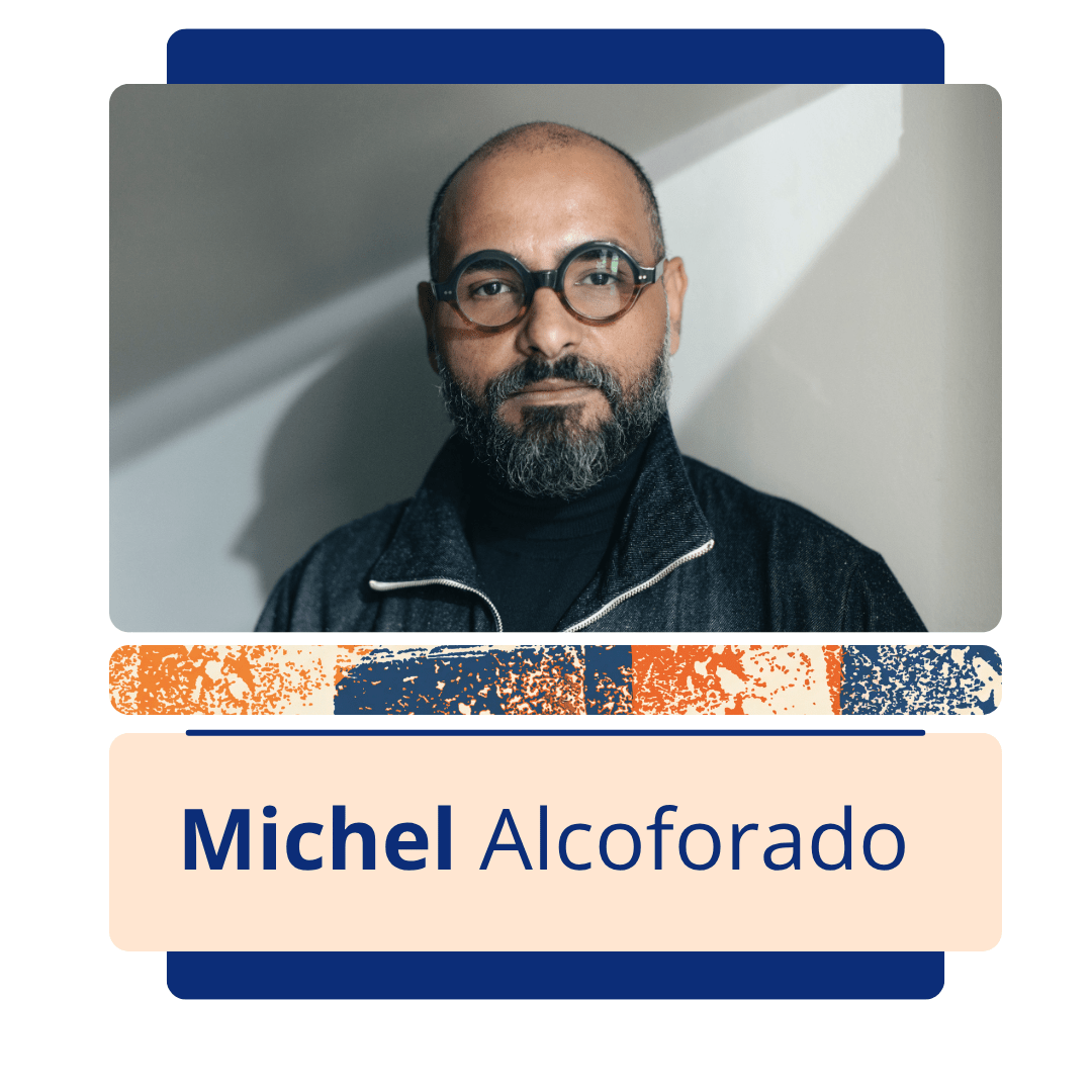 Card vertical com fundo branco e uma moldura central de bordas arredondadas em tons de azul-escuro. Na metade superior da moldura, h&aacute; uma foto colorida do antrop&oacute;logo Michel Alcoforado, um homem pardo de cabe&ccedil;a raspada, com barba e bigode grisalhos e bem cheios. Ele olha s&eacute;rio para a frente, usa &oacute;culos de grau redondos com arma&ccedil;&atilde;o escura e grossa, e veste uma jaqueta escura de gola alta aberta. O fundo da foto mostra uma parede cinza-clara com sombras geom&eacute;tricas marcadas. Logo abaixo da imagem, uma faixa estreita com textura abstrata em azul, laranja e branco separa a foto da metade inferior do card, onde h&aacute; um ret&acirc;ngulo bege com o nome 
