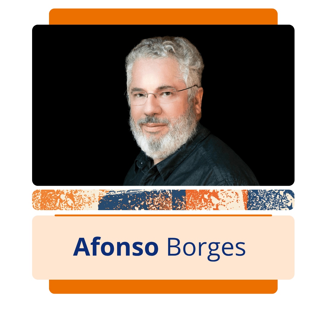 Card vertical com fundo branco e uma moldura central de bordas arredondadas em tons de laranja. Na metade superior da moldura, h&aacute; uma foto colorida do escritor e gestor cultural Afonso Borges, um homem branco com cabelos e barba cheia bem grisalhos. Ele est&aacute; posicionado levemente de perfil para a direita, olhando para a frente com um sorriso discreto. Usa &oacute;culos de grau de arma&ccedil;&atilde;o fina e veste uma camisa de bot&atilde;o preta. O fundo da foto &eacute; totalmente preto e liso. Logo abaixo da imagem, uma faixa estreita com textura abstrata em azul, laranja e branco separa a foto da metade inferior do card, onde h&aacute; um ret&acirc;ngulo bege com o nome 