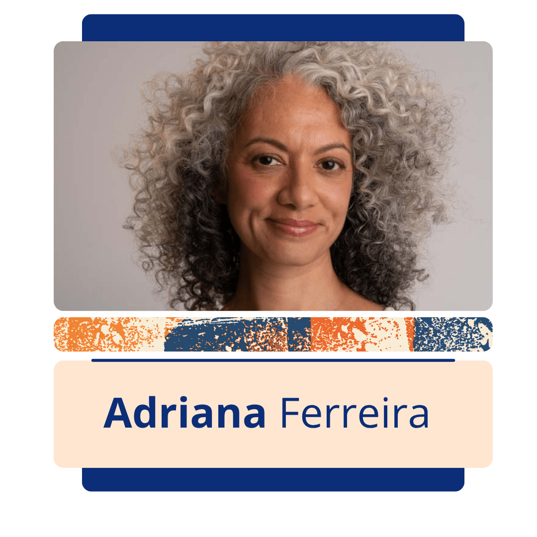 Card vertical com fundo branco e uma moldura central de bordas arredondadas em tons de laranja. Na metade superior da moldura, h&aacute; uma foto colorida, em plano m&eacute;dio, de Adriana Ferreira, uma mulher parda de pele clara com cabelos crespos, volumosos e grisalhos (mesclando tons de cinza e branco). Ela olha para a frente com uma express&atilde;o serena e um leve sorriso. O fundo da foto &eacute; cinza-claro e liso. Logo abaixo da imagem, uma faixa estreita com textura abstrata em azul, laranja e branco separa a foto da metade inferior do card, onde h&aacute; um ret&acirc;ngulo bege com o nome 