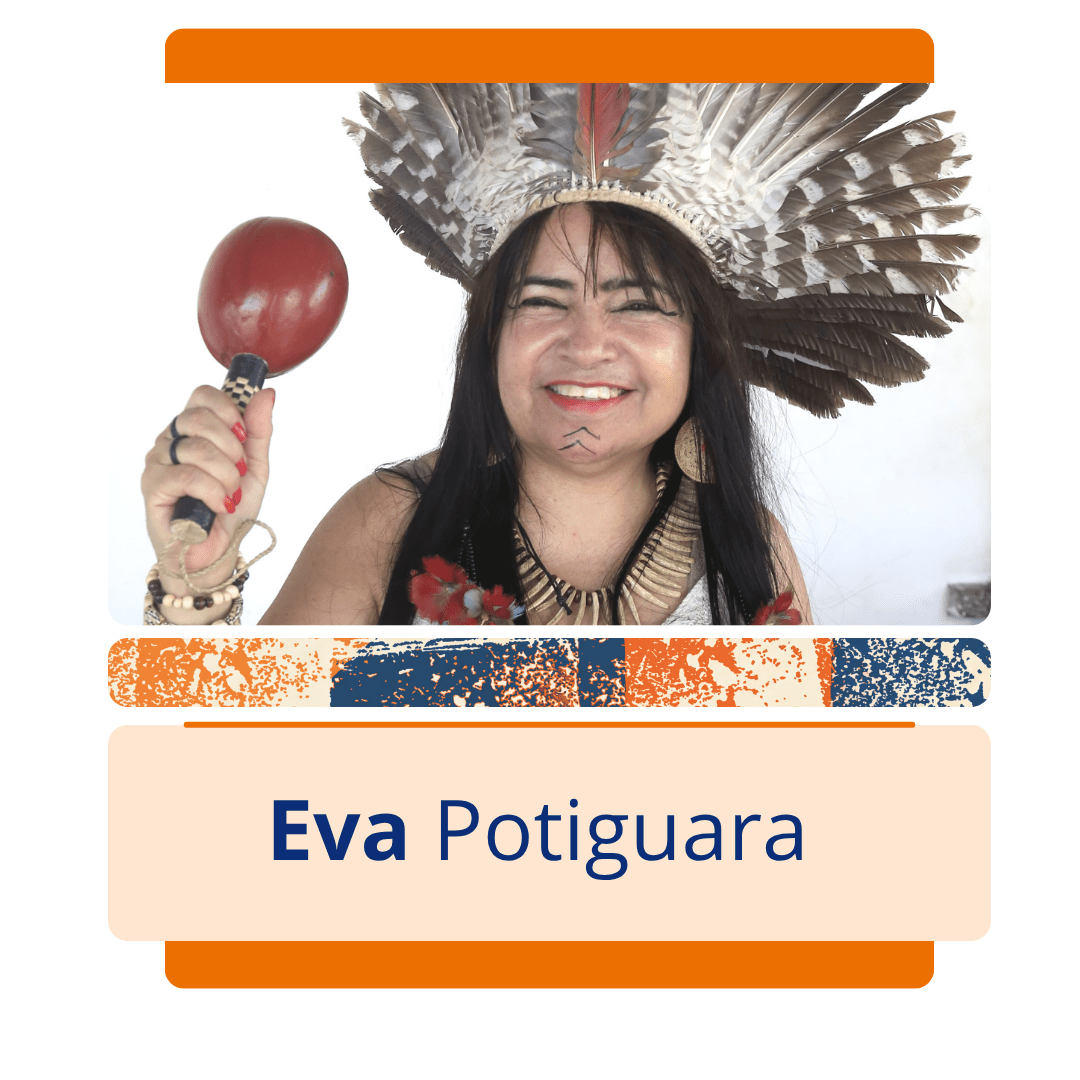 Card vertical com fundo branco e uma moldura central de bordas arredondadas em tons de laranja. Na metade superior da moldura, h&aacute; uma foto colorida da escritora e ativista Eva Potiguara, uma mulher ind&iacute;gena que sorri alegremente para a frente. Ela usa um grande cocar de penas cinzas, marrons e brancas, tem grafismos &eacute;tnicos pretos desenhados no queixo e veste um colar tradicional de dentes ou sementes claras. Na m&atilde;o direita erguida, ela segura uma maraca vermelha com cabo decorado. O fundo da foto &eacute; totalmente branco e liso. Logo abaixo da imagem, uma faixa estreita com textura abstrata em azul, laranja e branco separa a foto da metade inferior do card, onde h&aacute; um ret&acirc;ngulo bege com o nome 
