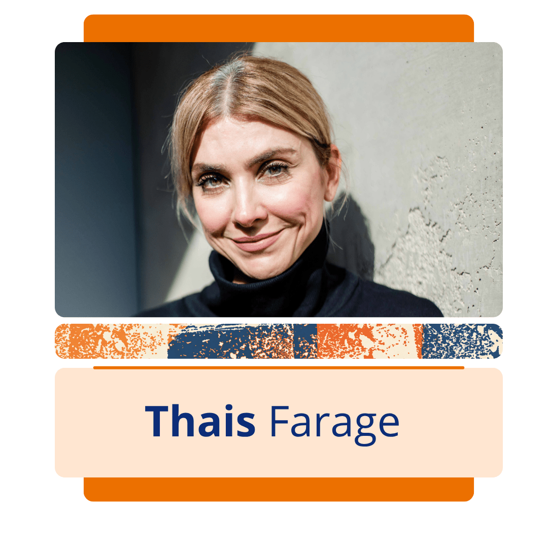Card vertical com fundo branco e uma moldura central de bordas arredondadas em tons de laranja. Na metade superior da moldura, h&aacute; uma foto colorida da consultora de estilo Thais Farage, uma mulher branca de cabelos loiros divididos ao meio e presos para tr&aacute;s. Ela olha para a frente com um sorriso carism&aacute;tico e veste uma blusa preta de gola alta. O fundo da foto mostra uma parede texturizada de concreto cinza sob luz solar direta, criando um contraste de luz e sombra. Logo abaixo da imagem, uma faixa estreita com textura abstrata em azul, laranja e branco separa a foto da metade inferior do card, onde h&aacute; um ret&acirc;ngulo bege com o nome 
