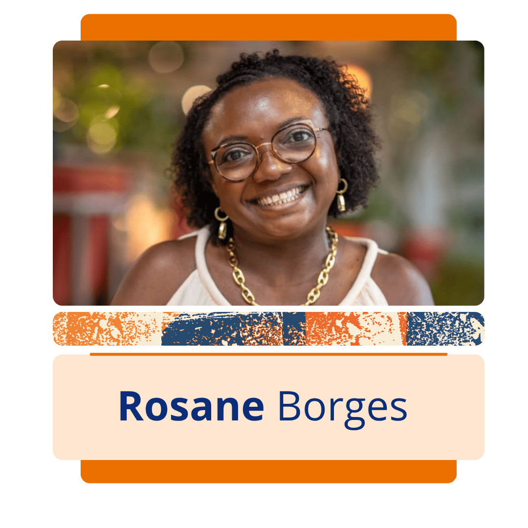 Card vertical com fundo branco e uma moldura central de bordas arredondadas em tons de laranja. Na metade superior da moldura, h&aacute; uma foto colorida da jornalista e professora Rosane Borges, uma mulher negra de pele escura e cabelos crespos curtos e escuros. Ela sorri abertamente para a frente, usa &oacute;culos de grau redondos com arma&ccedil;&atilde;o fina, brincos dourados pendentes e um colar de elos grossos tamb&eacute;m dourado. Veste uma blusa clara de al&ccedil;as. O fundo da foto mostra um ambiente aconchegante com luzes desfocadas (efeito bokeh). Logo abaixo da imagem, uma faixa estreita com textura abstrata em azul, laranja e branco separa a foto da metade inferior do card, onde h&aacute; um ret&acirc;ngulo bege com o nome 