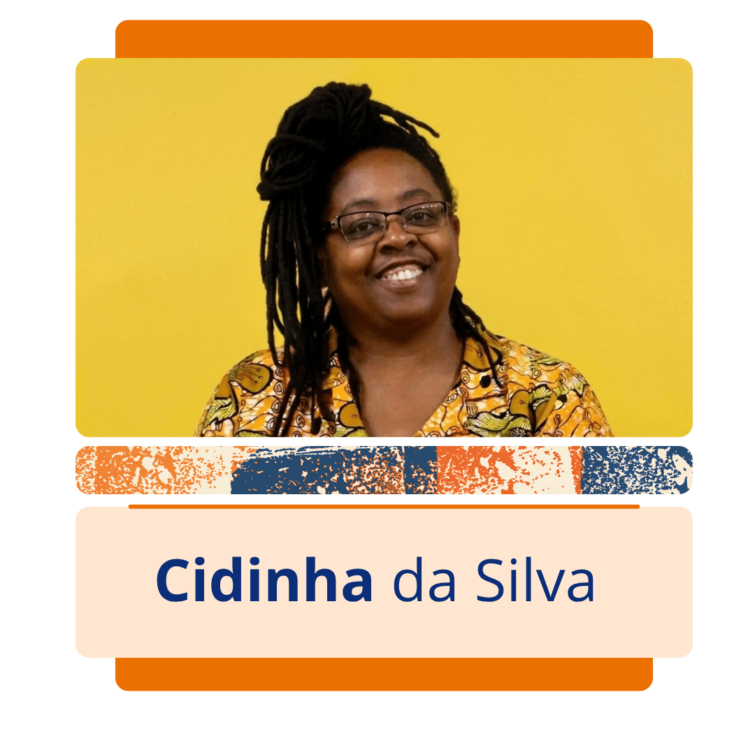 Card vertical com fundo branco e uma moldura central de bordas arredondadas em tons de laranja. Na metade superior da moldura, h&aacute; uma foto colorida da escritora Cidinha da Silva, uma mulher negra de pele escura com longos dreadlocks pretos, parcialmente presos no topo da cabe&ccedil;a e caindo para o lado direito. Ela sorri abertamente para a frente, usa &oacute;culos de grau com arma&ccedil;&atilde;o retangular escura e veste uma roupa com estampa de padr&atilde;o africano em tons de amarelo, laranja e verde. O fundo da foto &eacute; de uma cor amarela vibrante e lisa. Logo abaixo da imagem, uma faixa estreita com textura abstrata em azul, laranja e branco separa a foto da metade inferior do card, onde h&aacute; um ret&acirc;ngulo bege com o nome 