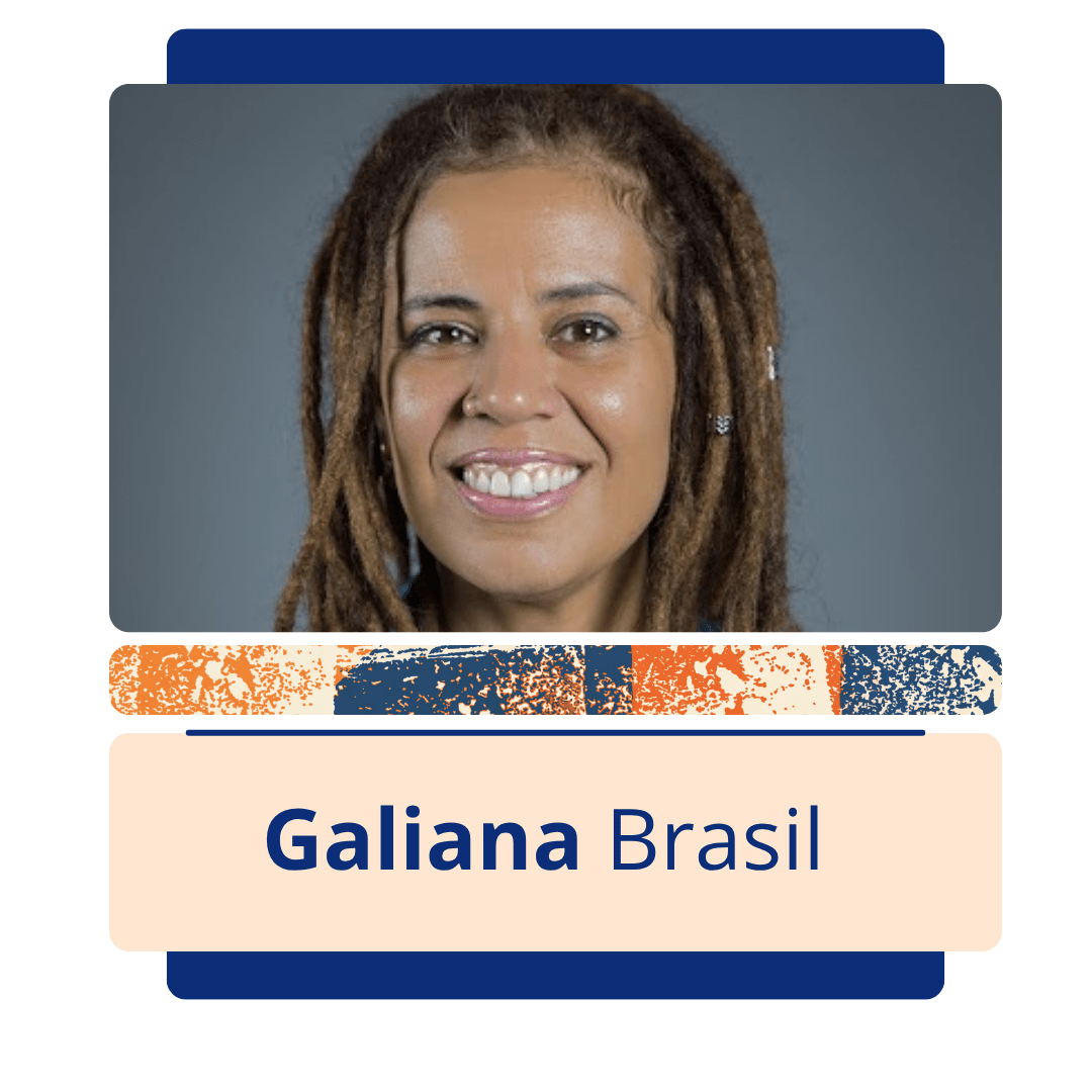 Card vertical com fundo branco e uma moldura central de bordas arredondadas em tons de laranja. Na metade superior da moldura, h&aacute; uma foto colorida, em plano fechado, de Galiana Brasil, uma mulher parda de longos dreadlocks castanhos-claros que emolduram seu rosto, com alguns pequenos an&eacute;is de metal decorativos nas mechas. Ela sorri abertamente para a frente, mostrando os dentes, e o fundo da foto &eacute; cinza e liso. Logo abaixo da imagem, uma faixa estreita com textura abstrata em azul, laranja e branco separa a foto da metade inferior do card, onde h&aacute; um ret&acirc;ngulo bege com o nome 
