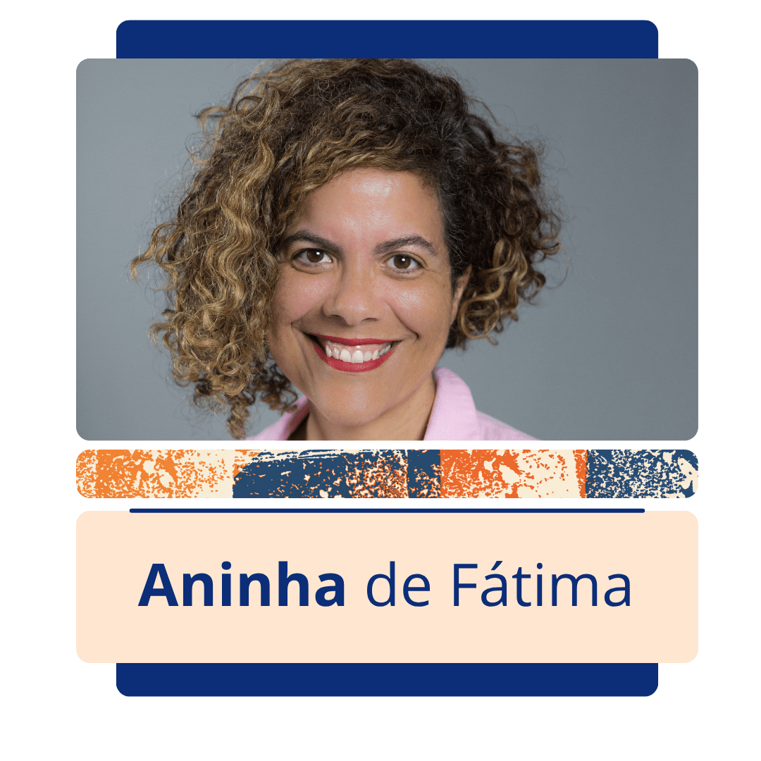 Card vertical com fundo branco e uma moldura central de bordas arredondadas em tons de laranja. Na metade superior da moldura, h&aacute; uma foto colorida da jornalista Aninha de F&aacute;tima, uma mulher branca de cabelos castanhos cacheados e volumosos, com mechas loiras iluminadas que caem assimetricamente para o lado direito. Ela sorri abertamente para a frente, mostrando os dentes, usa batom vermelho e veste uma blusa ou camisa rosa-claro. O fundo da foto &eacute; cinza e liso. Logo abaixo da imagem, uma faixa estreita com textura abstrata em azul, laranja e branco separa a foto da metade inferior do card, onde h&aacute; um ret&acirc;ngulo bege com o nome 