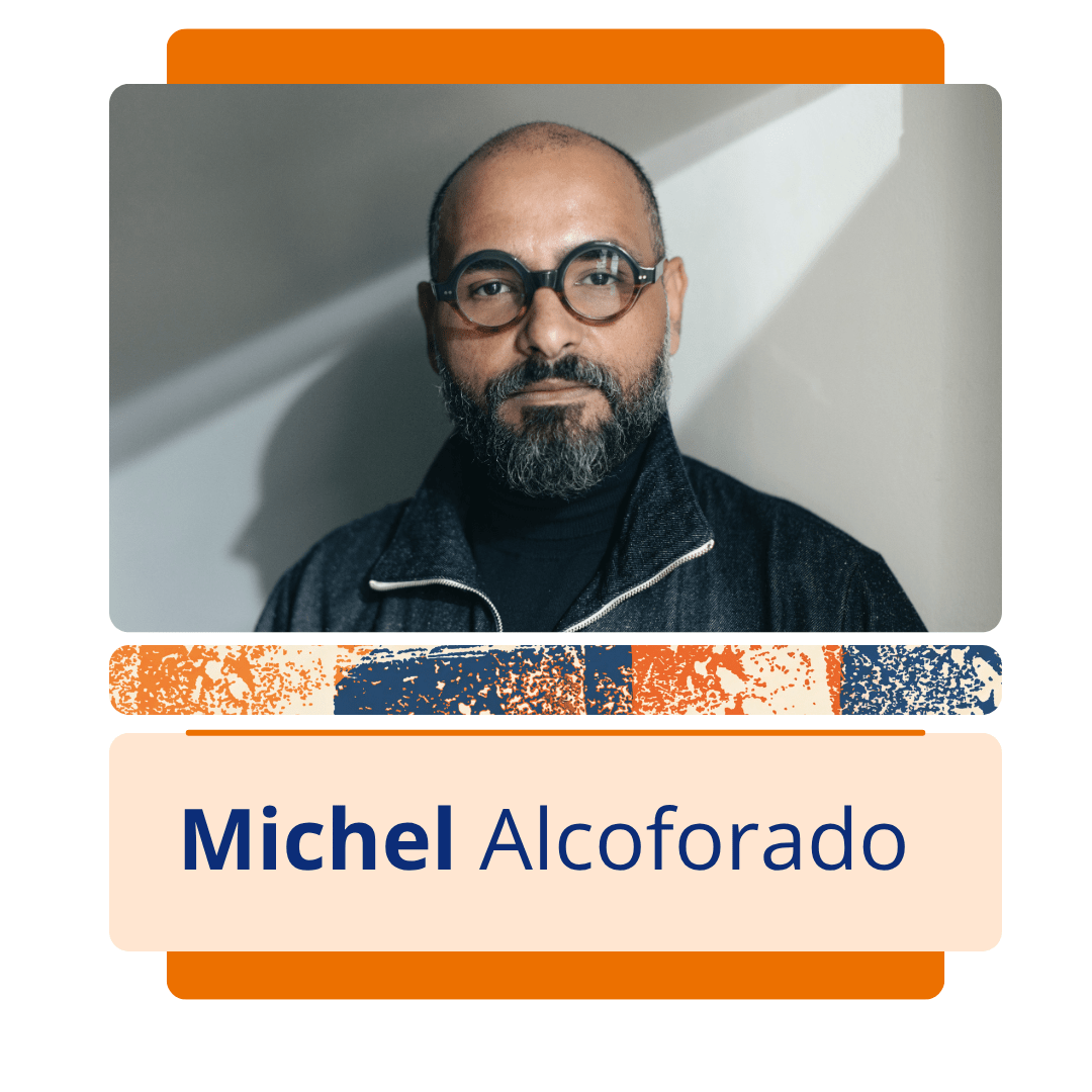 Card vertical com fundo branco e uma moldura central de bordas arredondadas em tons de azul-escuro. Na metade superior da moldura, h&aacute; uma foto colorida do antrop&oacute;logo Michel Alcoforado, um homem pardo de cabe&ccedil;a raspada, com barba e bigode grisalhos e bem cheios. Ele olha s&eacute;rio para a frente, usa &oacute;culos de grau redondos com arma&ccedil;&atilde;o escura e grossa, e veste uma jaqueta escura de gola alta aberta. O fundo da foto mostra uma parede cinza-clara com sombras geom&eacute;tricas marcadas. Logo abaixo da imagem, uma faixa estreita com textura abstrata em azul, laranja e branco separa a foto da metade inferior do card, onde h&aacute; um ret&acirc;ngulo bege com o nome 