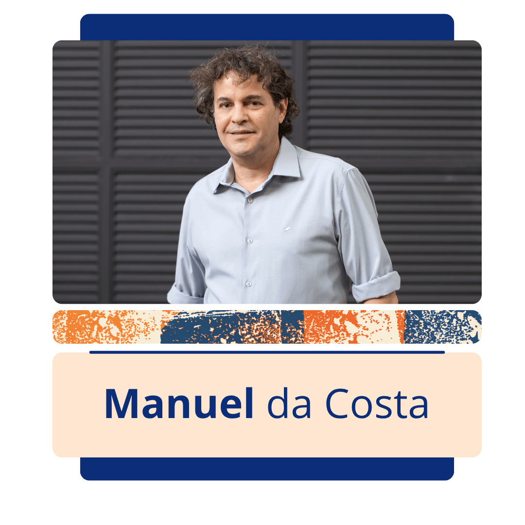 Imagem colorida, em plano m&eacute;dio e enquadramento centralizado, mostrando um card promocional com a foto de um homem de pele clara. Ele tem cabelos castanhos, curtos e cacheados, olhos escuros e esbo&ccedil;a um leve sorriso. Veste uma camisa social de manga longa na cor cinza-claro, com as mangas dobradas at&eacute; os antebra&ccedil;os. O homem est&aacute; posicionado &agrave; frente de um fundo cinza-escuro com linhas horizontais que remetem a uma porta de correr ou veneziana met&aacute;lica. A imagem &eacute; emoldurada por elementos gr&aacute;ficos: na parte superior e inferior, h&aacute; faixas em azul-escuro; logo abaixo da foto, h&aacute; uma faixa horizontal com texturas abstratas em tons de laranja, azul e bege. Na parte inferior, sobre um fundo retangular bege-claro de cantos arredondados, destaca-se o nome 