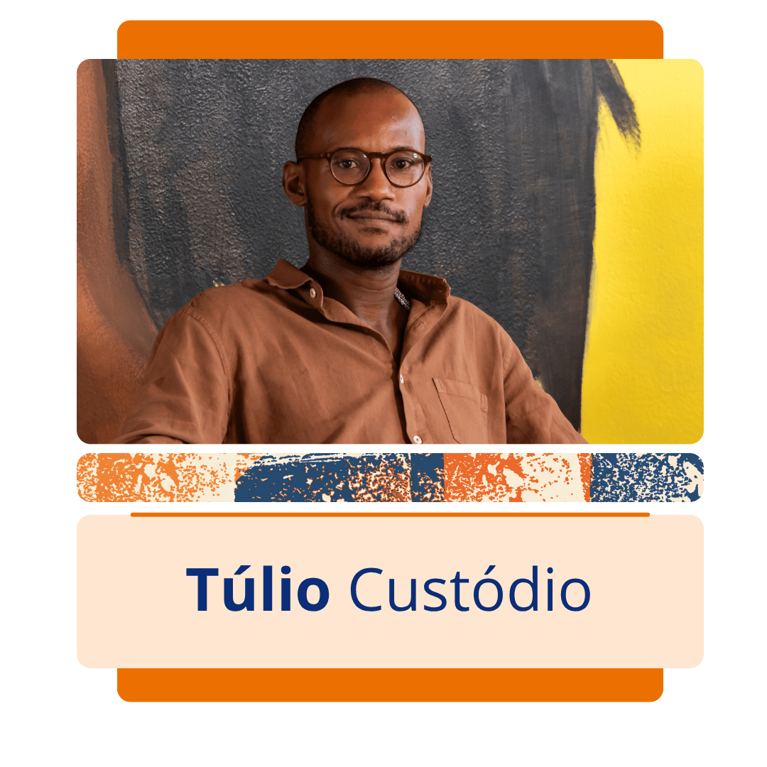Aqui est&atilde;o as descri&ccedil;&otilde;es das duas imagens seguindo o mesmo modelo:

Imagem 1: T&uacute;lio Cust&oacute;dio
#ParaCegoVer / #PraTodosVerem

Imagem colorida, em plano m&eacute;dio e enquadramento centralizado, mostrando um card promocional com a foto de um homem negro de cabelos raspados bem curtos. Ele tem barba e bigode aparados, usa &oacute;culos de grau com arma&ccedil;&atilde;o redonda em tom de tartaruga marrom e esbo&ccedil;a um leve sorriso. Veste uma camisa de bot&atilde;o de manga curta na cor marrom-claro. O homem est&aacute; posicionado &agrave; frente de um fundo pict&oacute;rico abstrato com texturas em tons de preto, marrom e uma vibrante parede amarela &agrave; sua esquerda. A imagem &eacute; emoldurada por elementos gr&aacute;ficos: na parte superior e inferior, h&aacute; faixas em laranja-escuro; logo abaixo da foto, h&aacute; uma faixa horizontal com texturas abstratas em tons de laranja, azul e bege. Na parte inferior, sobre um fundo retangular bege-claro de cantos arredondados, destaca-se o nome 